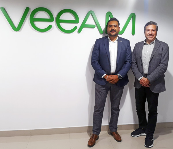 Carlos Bonilla, Presales Manager de Veeam México; y Abelardo Lara, Country Manager de Veeam México.