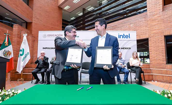 Manuel de Jesús Espino, director general de CONALEP y Santiago Cardona, director general de Intel para Hispanoamérica, en la firma del acuerdo para IA For Youth